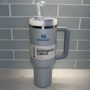 BRAND NEW
40 oz Stanley adventure quencher tumbler
Color: Fog